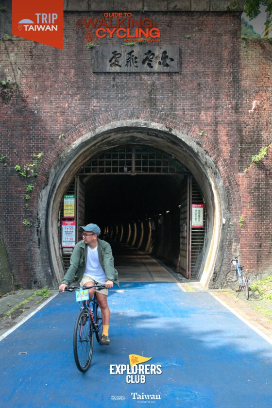 ผมจะพาไปลอด อุโมงค์เก่าเฉ่าหลิง (Old Caoling Tunnel) เส้นทางจักรยานยอดนิยมในไต้หวัน ปั่นไปรับรู้และสัมผัสกลิ่นอายของอดีตอุโมงค์รถไฟยาวกว่า 2 กิโลเมตร ผ่านวิวป่าเขาในนิวไทเป ไปชมความเวิ้งว้างของผืนทะเลจากชายฝั่งอี๋หลาน พร้อมเงี่ยหูฟังเสียงรถไฟที่ทะลุกำแพงมาจากอุโมงค์คู่ขนานอย่าง อุโมงค์เฉ่าหลิงใหม่ (New Caoling Tunnel)