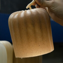 Explorers Club ตาม room Books ไปดูเบื้องหลังความร่วมมือก่อนมาเป็นโคมไฟ RE-UP ส่วนหนึ่งในซีรีย์ RE-UP Collection ออกแบบโดย TAKE HOME DESIGN ผลิตโดย Qualy จากพลาสติกในโครงการขยะสัญจรที่ Less Plastic Thailand และเครือข่ายร่วมกันรวบรวมเอาไว้