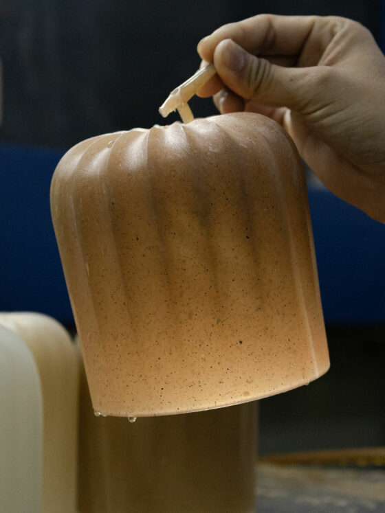 Explorers Club ตาม room Books ไปดูเบื้องหลังความร่วมมือก่อนมาเป็นโคมไฟ RE-UP ส่วนหนึ่งในซีรีย์ RE-UP Collection ออกแบบโดย TAKE HOME DESIGN ผลิตโดย Qualy จากพลาสติกในโครงการขยะสัญจรที่ Less Plastic Thailand และเครือข่ายร่วมกันรวบรวมเอาไว้