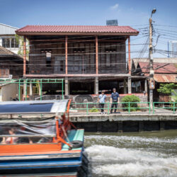 ชุมชนบ้านครัว หลายคนคงเคยได้ยินชื่อ "บ้านครัว" ผ่านงาน Bangkok Design Week 2024 ที่ผ่านมา แต่รู้หรือไม่ว่า บ้านครัวมีเรื่องราวน่าสนใจมากกว่าแค่การเป็นชุมชนมุสลิม เพราะที่นี่คือชุมชนเก่าแก่ที่มีประวัติศาสตร์ยาวนานกว่า 200 ปี เป็นถิ่นฐานของชาวมุสลิมเชื้อสายจาม อดีตกองทหารอาสาที่มีส่วนช่วยรบในสงคราม 9 ทัพ ครั้งเริ่มสถาปนากรุงรัตนโกสินทร์