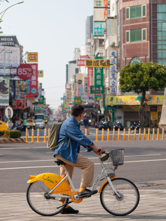 เจียอี้ Chiayi County เทศมณฑลทางตะวันตกเฉียงใต้ที่ใหญ่เป็นอันดับ 6 ของ ไต้หวัน เป็นส่วนหนึ่งในแคมเปญ “Walk and Bike to the Unseen of Taiwan - ปั่นได้ฟีล ท่องวิวใหม่ที่ไต้หวัน” ที่ บ้านและสวน Explorers Club และ National Geographic Thailand จับมือกับ การท่องเที่ยวไต้หวัน ด้วยความตั้งใจจะลองไปรู้จักไต้หวันให้ไกลกว่าไทเป กับ 4 เส้นทางใน 5 เมืองรอบเกาะไต้หวัน ซึ่งเราคัดสรรและอยากชวนคุณไปค้นหาไต้หวันในมุมใหม่ในแบบฉบับของเรา เราตั้งเป้าพาคุณไปท่องวิวใหม่ที่ไต้หวัน จึงอยากพาคุณไปรู้จักเมืองนี้ให้มากกว่ามีอาลีซาน อุทยานแห่งชาติอาลีซาน (Alishan National Forest Recreation Area)